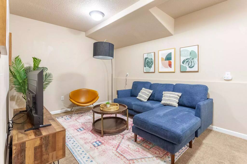 Spacious 3-Level Townhouse near Nike, 35% off