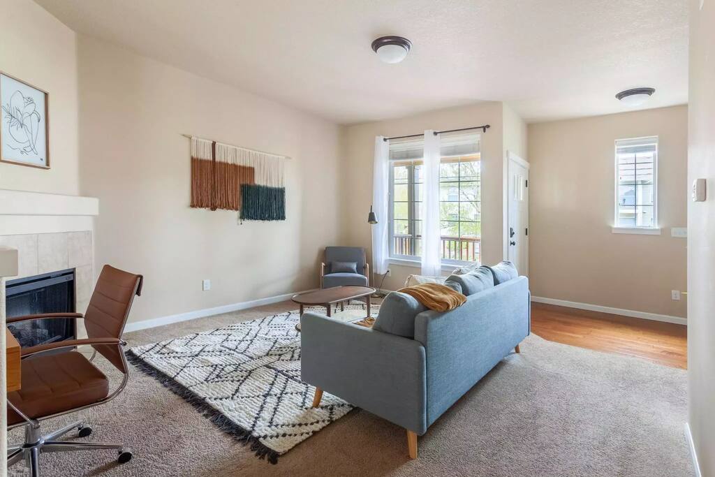 Spacious 3-Level Townhouse near Nike, 35% off