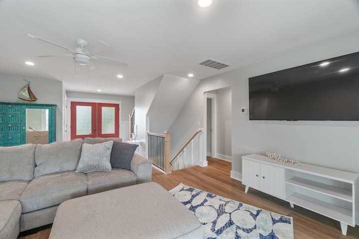 2nd level living room w/ 60" TV