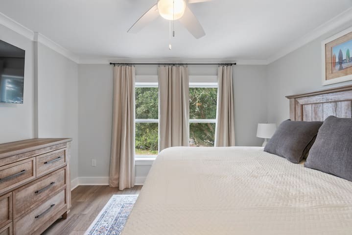 2nd floor King master en suite 