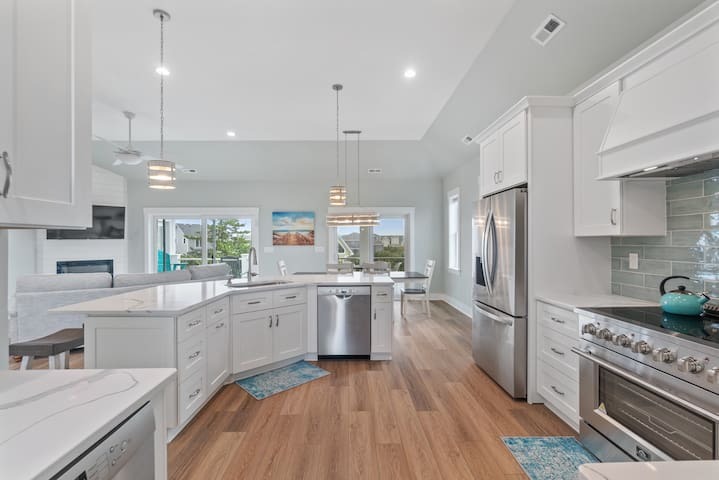 Large kitchen where many can work 