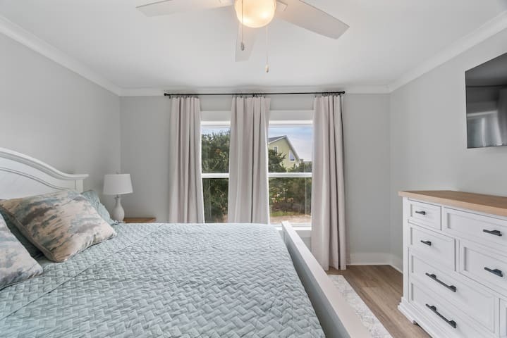 King master bedroom w/ en suite