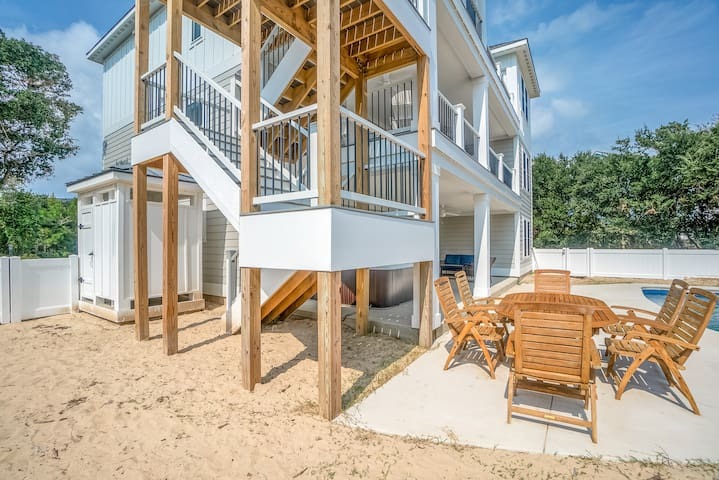 outdoor shower, & pool area