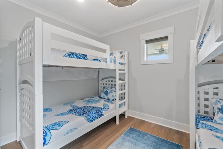 Twin over twin bunkhouse, sleeps 4