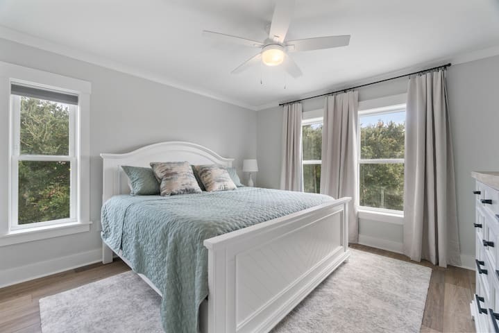 King master suite (w/ private bathroom)