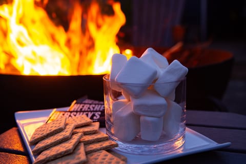Cozy fire pit s’mores setup for memorable evenings under the stars