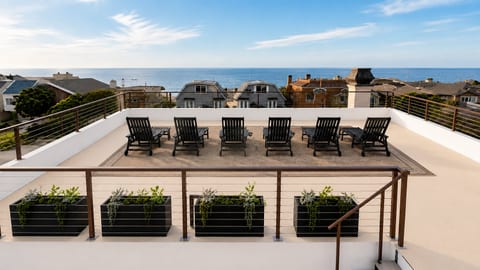 Roof deck with loungers