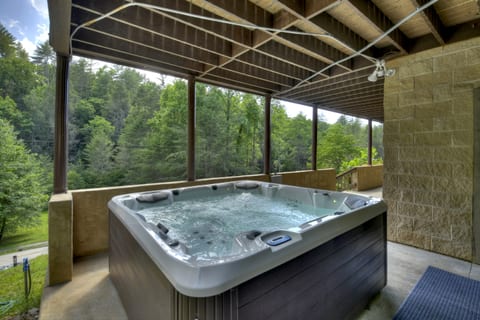 Hot Tub 6 Person . Privacy Curtains and under deck was installed post the photos were taken.