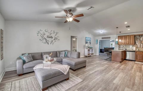 Royal Palm Escape-Stylish•Spacious•Prime Location image 4