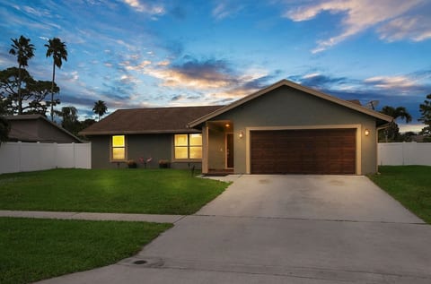 Royal Palm Escape-Stylish•Spacious•Prime Location image 1