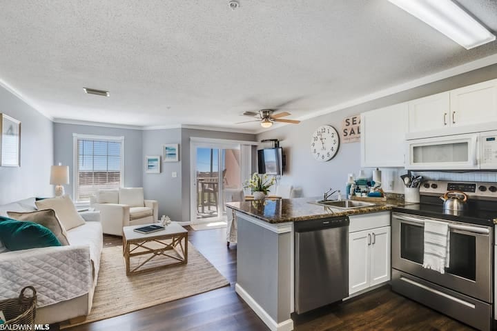 NEW April/May Discounts! + King Bed + Pool/HotTub - Gulf Shores