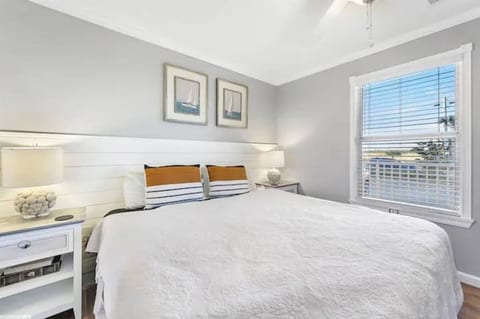 NEW April/May Discounts! + King Bed + Pool/HotTub