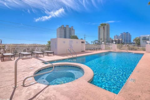 NEW April/May Discounts! + King Bed + Pool/HotTub