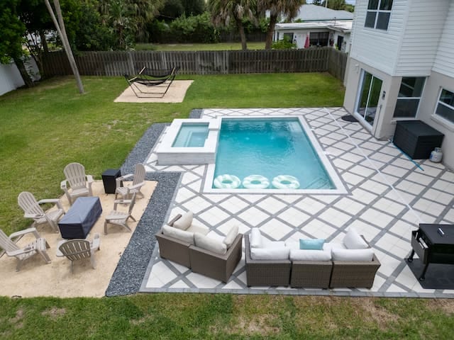 Your backyard oasis. Pool hours are from 8am-11pm. Please be respectful to the neighbors when outside.