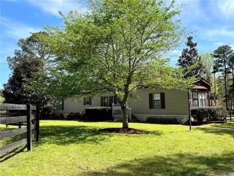 Private Cottage! On Horse Rescue in Williamsburg!