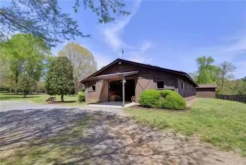 Private Cottage! On Horse Rescue in Williamsburg!