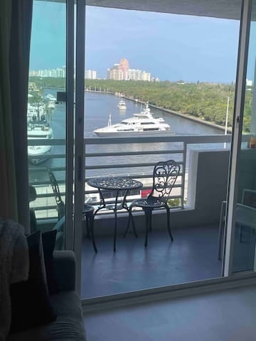 Modern, Water Front, Ocean view Condo - Fort Lauderdale