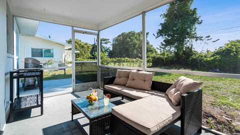 Apartment in the heart of Cape Coral. King bed