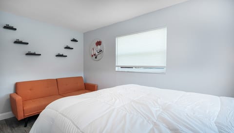 Apartment in the heart of Cape Coral. King bed