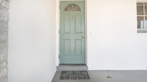 Apartment in the heart of Cape Coral. King bed