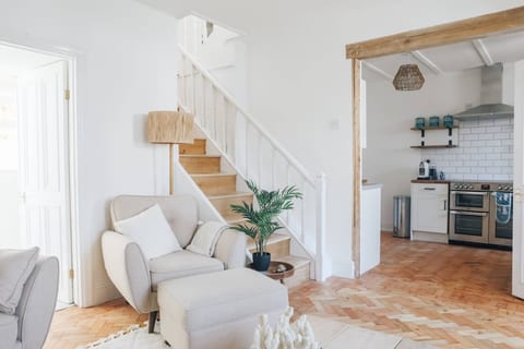 Charming Village Cottage for 8 | Close to Tenby