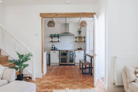 Charming Village Cottage for 8 | Close to Tenby