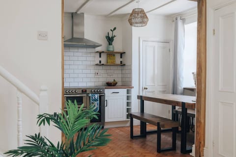 Charming Village Cottage for 8 | Close to Tenby