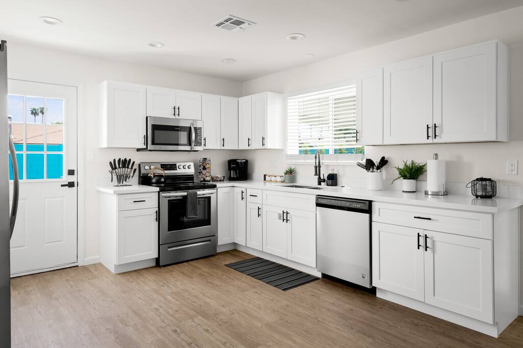 Open concept kitchen fully equipped for all your needs. Coffee, tea, oven, dishwasher, refrigerator and microwave.