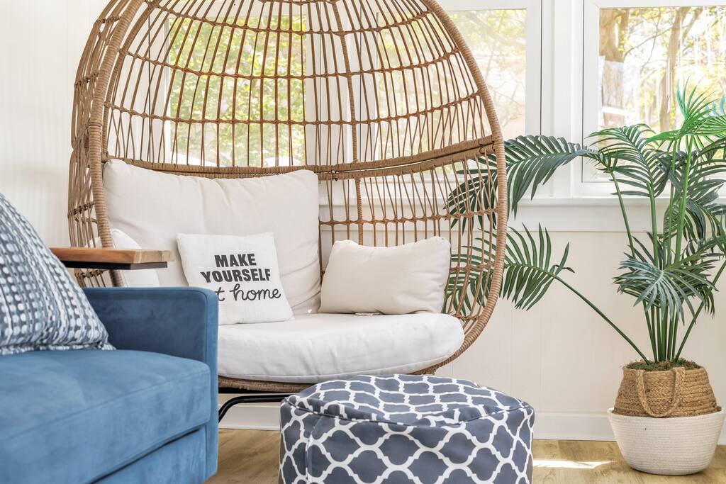 Cozy Beach House • Deck • Smart TVs • 5 Min to Bay