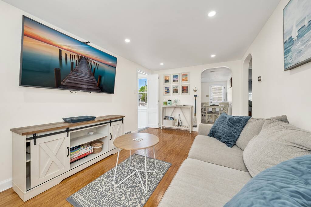 Cozy Beach House • Deck • Smart TVs • 5 Min to Bay