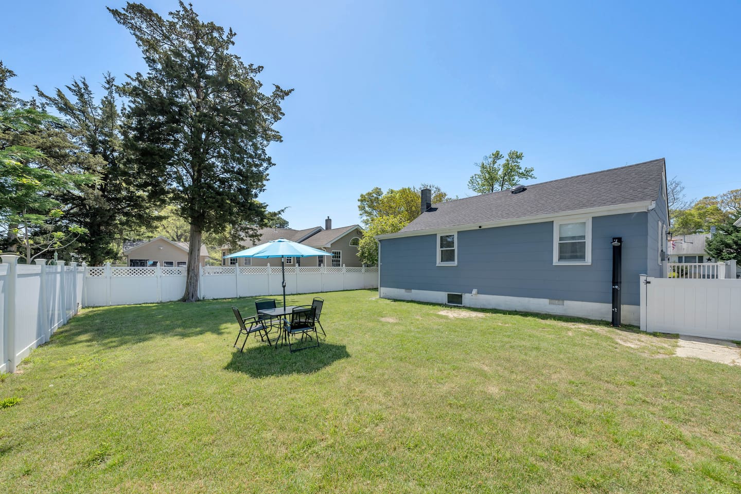 Cozy Beach House • Deck • Smart TVs • 5 Min to Bay