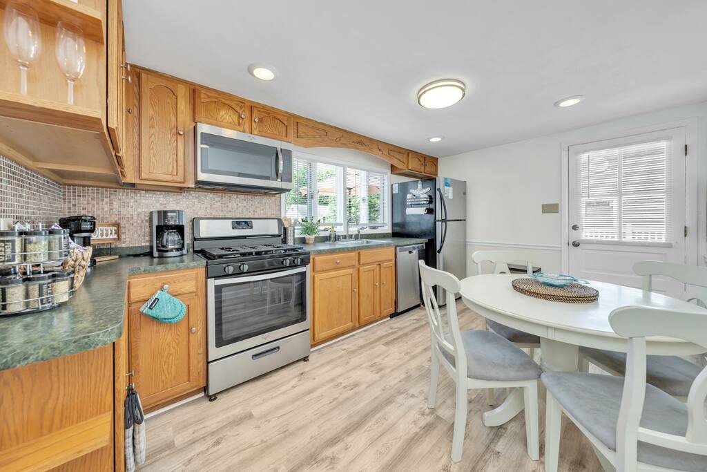Cozy Beach House • Deck • Smart TVs • 5 Min to Bay