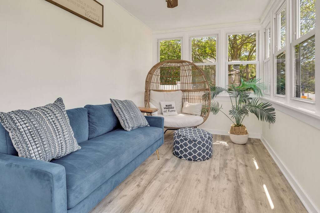 Cozy Beach House • Deck • Smart TVs • 5 Min to Bay