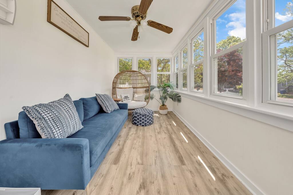 Cozy Beach House • Deck • Smart TVs • 5 Min to Bay