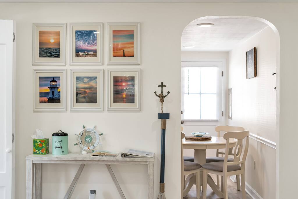 Cozy Beach House • Deck • Smart TVs • 5 Min to Bay