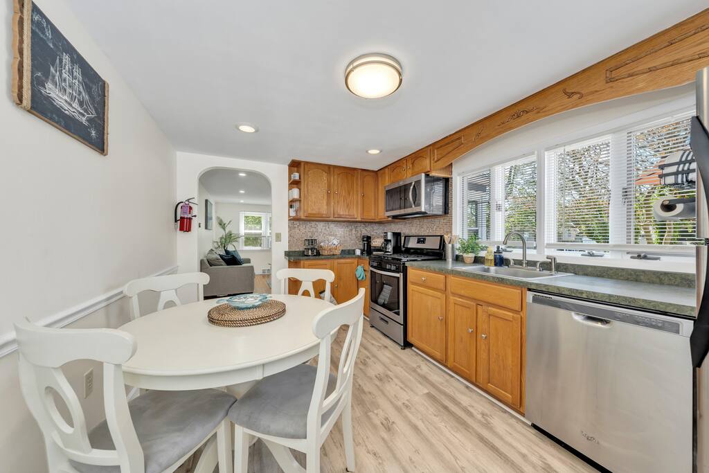 Cozy Beach House • Deck • Smart TVs • 5 Min to Bay