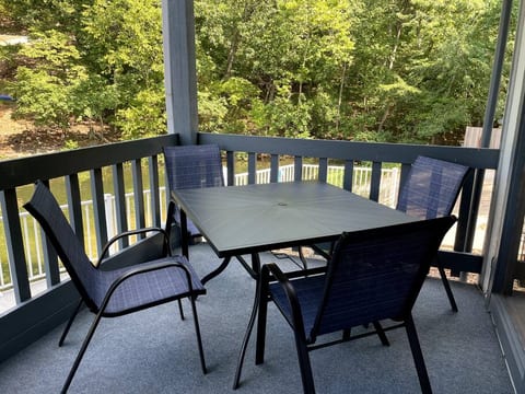 NO STAIRS! Lakefront! Pool! On Water! Sleeps 4!