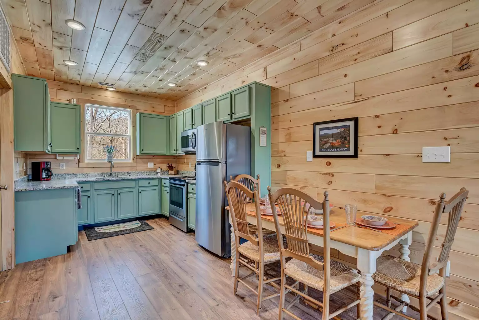 Beautiful, fully stocked kitchen Beautiful, fully stocked kitchen - Fox Den - Luray