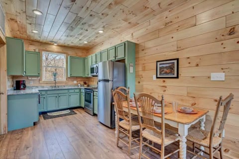Beautiful, fully stocked kitchen