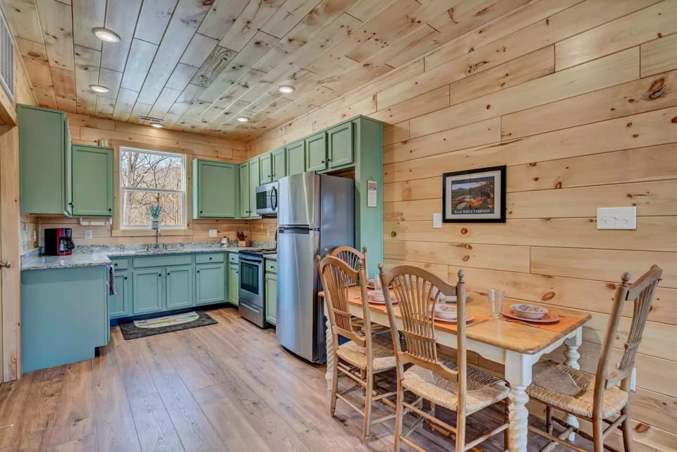Beautiful, fully stocked kitchen