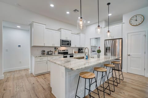 Kitchen w/island