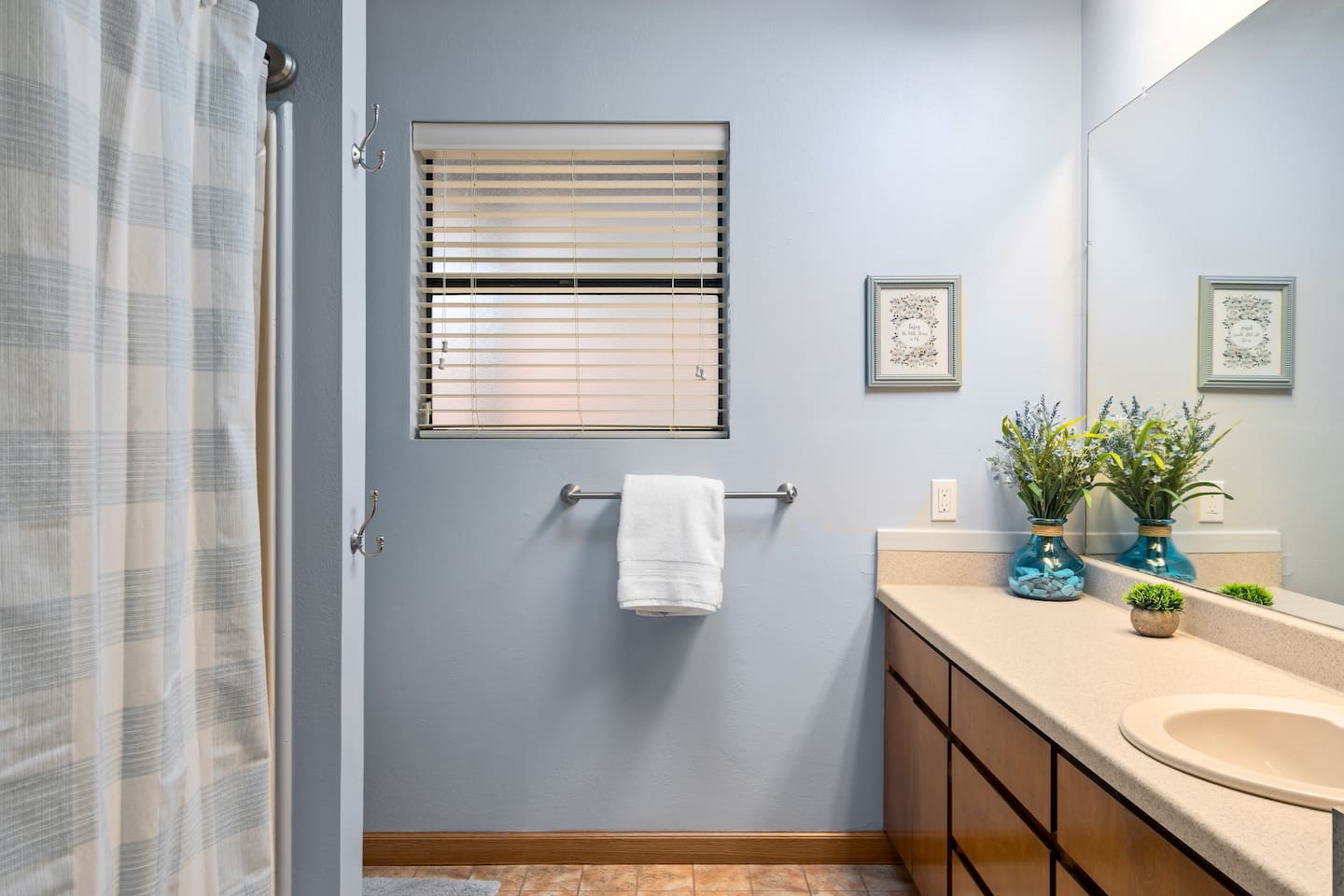 Upstairs primary ENSUITE bathroom - Infinite Views, Heated Pool, Hill Country Paradise! - Canyon Lake