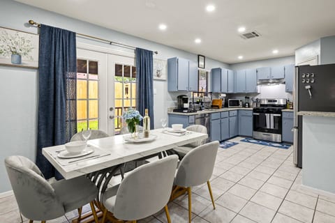 Channel your inner chef in this fully-equipped kitchen, then toast to your culinary masterpiece at the elegant dining table – no reservations required!