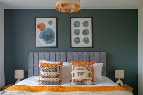5 Bedroom House in Cheltenham, Sleeps 11