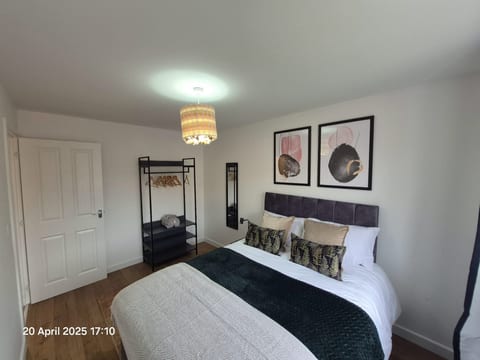 5 Bedroom House in Cheltenham, Sleeps 11