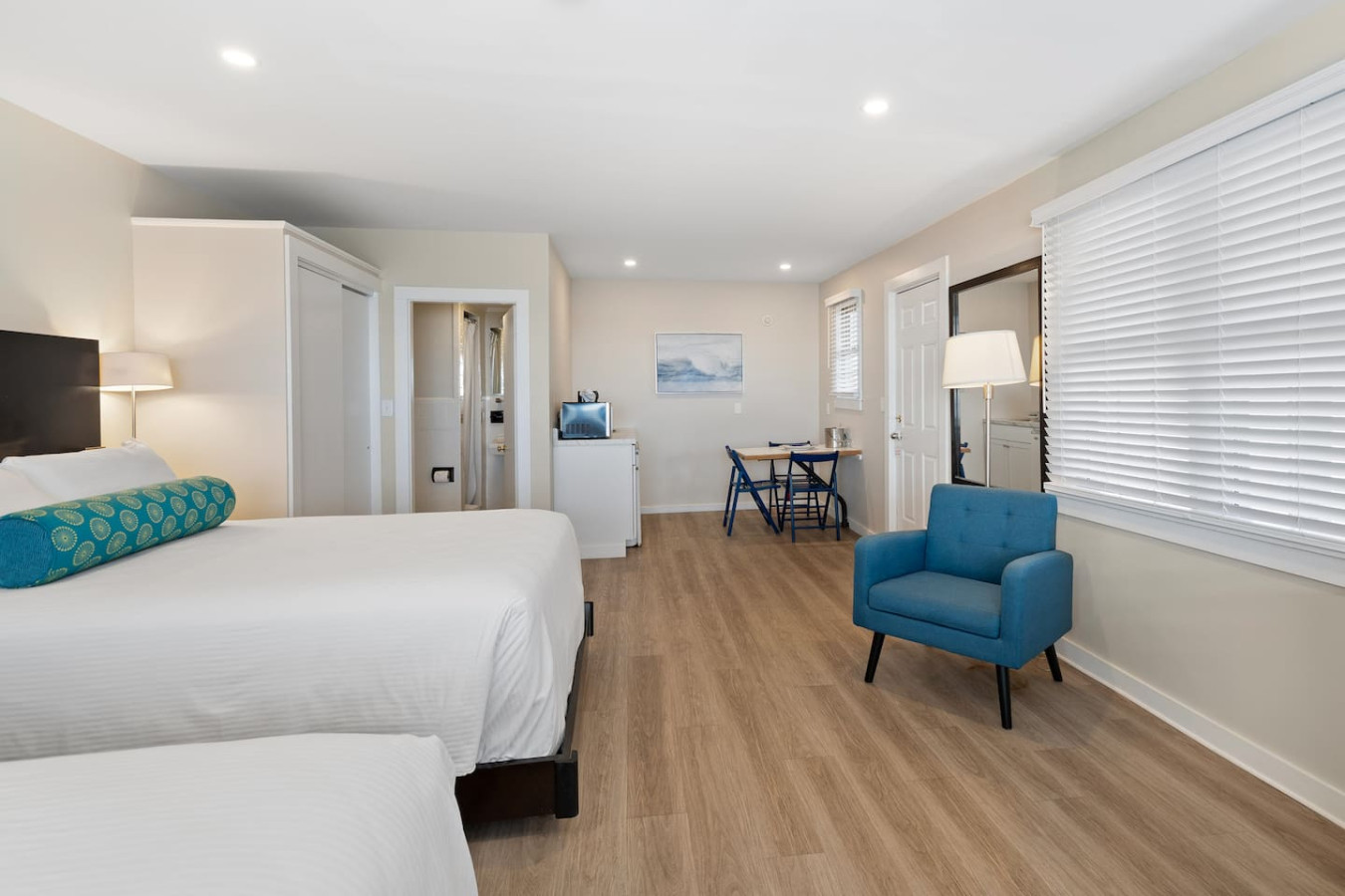 Direct Ocean View Studio | 2 Double Beds + Kitchenette (102) - Falmouth