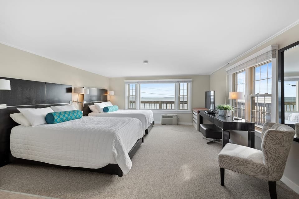 Direct Ocean Views! Studio with Kitchenette & Shared Deck (106) - Falmouth