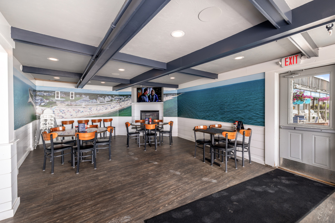 cozy-queen-room-near-beach-and-dining-(305)/