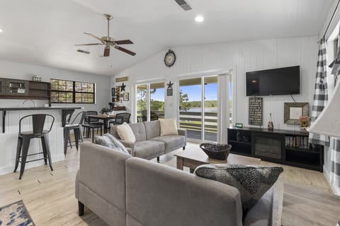 Hawthorne Retreat w/ Waterfront Fire Pit!
