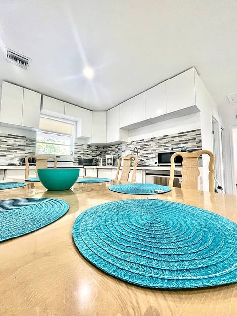 Bright & Cozy Family Home Near Dania Beach